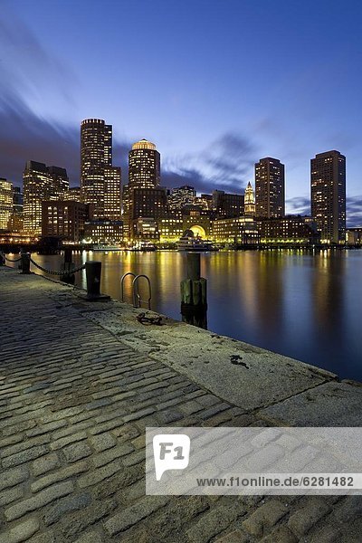 Binnenhafen  Vereinigte Staaten von Amerika  USA  Skyline  Skylines  Hafen  Morgendämmerung  Nordamerika  Kai  Neuengland  Boston  Massachusetts