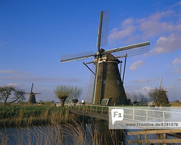 Canal and windmills  Kinderdijk  UNESCO World Heritage Site  Holland (The Netherlands)  Europe