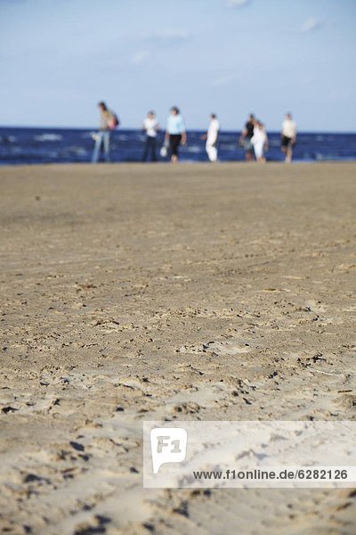 People walking on Majori Beach  Jurmala  Riga  Latvia  Baltic States  Europe