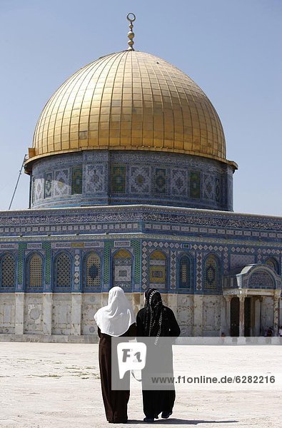 Jerusalem  Hauptstadt  Kuppel  Felsbrocken  Frau  Naher Osten  Islam  Kuppelgewölbe  Israel
