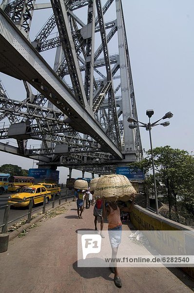 People with baskets on Howrah Bridge  Kolkata  West Bengal  India  Asia