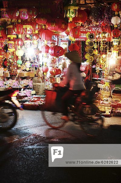 Hanoi  Hauptstadt  Blumenmarkt  Fahrradfahrer  frontal  Laterne - Beleuchtungskörper  Südostasien  Vietnam  Asien