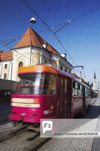 passen  Europa  Quadrat  Quadrate  quadratisch  quadratisches  quadratischer  Tschechische Republik  Tschechien  Straßenbahn  Mähren
