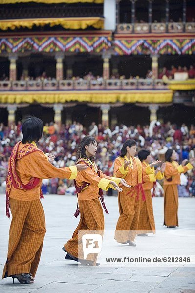 Tänzerinnen in traditionellen Kostümen  Herbst Tsechu (Festival) bei Trashi Chhoe Dzong  Thimphu  Bhutan  Asien