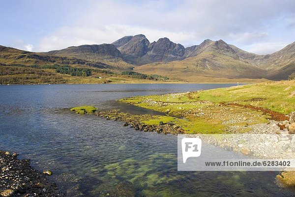 durchsichtig  transparent  transparente  transparentes  Wasser  Europa  Großbritannien  Hügel  Highlands  Ansicht  See  Isle of Skye  Schottland