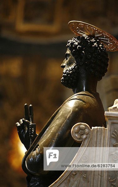 Statue von St. Peter in der Basilika St. Peter  Vatikan  Rom  Latium  Italien  Europa