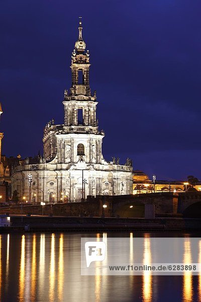 Europa  Nacht  Spiegelung  Fluss  Beleuchtung  Licht  katholisch  Dresden  Deutschland  Reflections  Sachsen