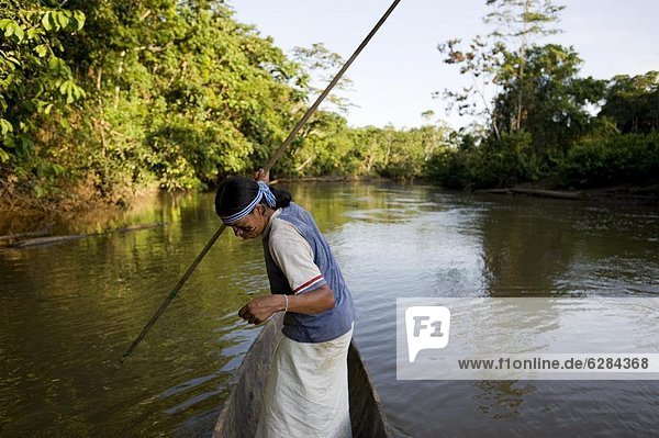 Mann angeln Nebenfluß Ecuador Südamerika