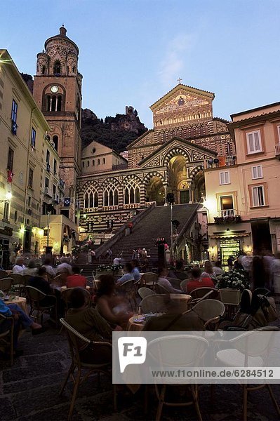 Busy pavement cafe at dusk  with the cathedral beyond  Amalfi  Costiera Amalfitana  UNESCO World Heritage Site  Campania  Italy  Europe