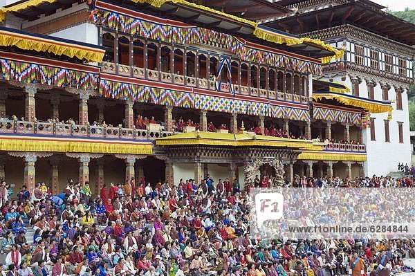 Zuschauern bei Herbst Tsechu (Festival) bei Trashi Chhoe Dzong  Thimphu  Bhutan  Asien