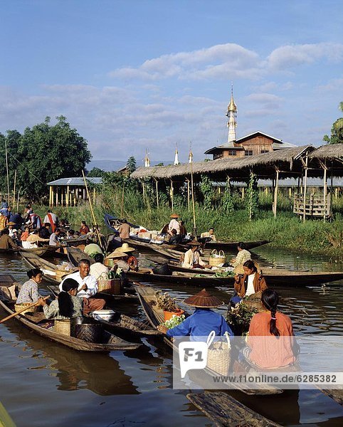 Floating Market on Inle Lake  Shan State  Myanmar (Burma)  Asia