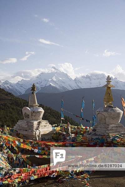 Berg  Hintergrund  Berggipfel  Gipfel  Spitze  Spitzen  fünfstöckig  Buddhismus  China  Asien  Schnee  Weg