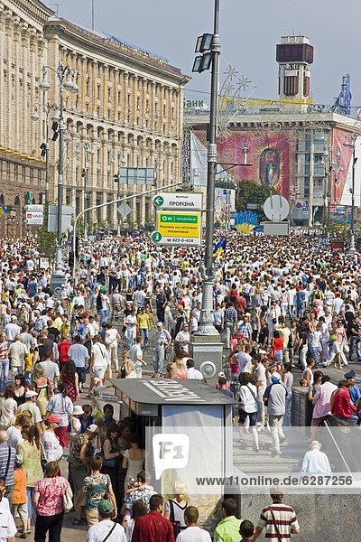 Kiew  Hauptstadt  Europa  Mensch  Menschen  gehen  Straße  vorwärts  Ukraine