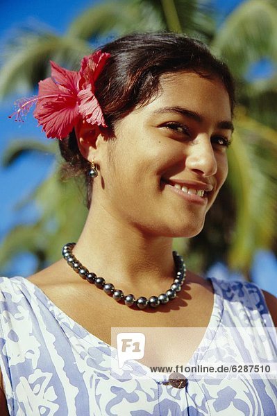 Portrait  Frau  Halskette  Kette  Pazifischer Ozean  Pazifik  Stiller Ozean  Großer Ozean  Kleidung  Cook-Inseln  Collier  Perle  Polynesien  Rarotonga
