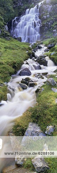 Wasserfall in der Nähe von Uig  Isle of Lewis  Äußere Hebriden  Schottland  Vereinigtes Königreich  Europa