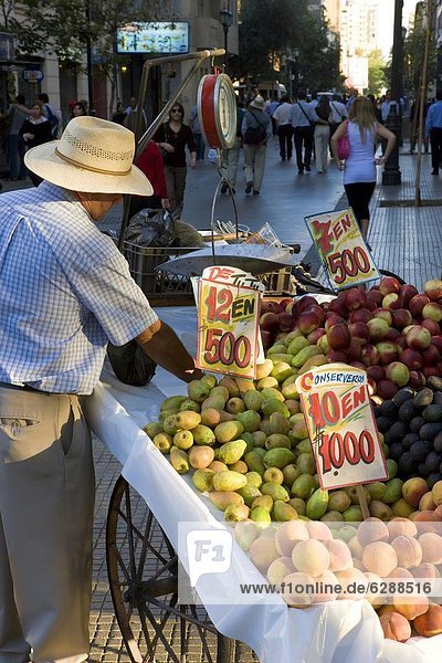 Würgen Sie kaufe Obst in zentralen Santiago auf Avenue O' Higgins  Santiago  Chile  Südamerika ab