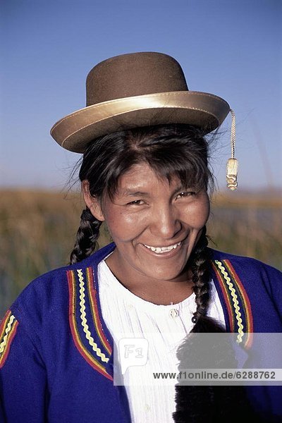 Portrait  Frau  lächeln  Menschliche Schulter  Schultern  Indianer  Titicacasee  Uru  Peru  Südamerika