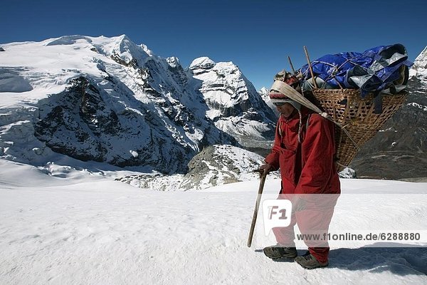 hoch  oben  gebraucht  beladen  benutzen  tragen  Tradition  Korb  Stirnband  Gepäckträger  Portier  Geographie  Himalaya  Asien  schwer  Nepal  trekking