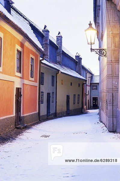 Prag Hauptstadt Europa Winter bedecken Tschechische Republik Tschechien Landhaus Jahrhundert Hradschin Schnee Dämmerung
