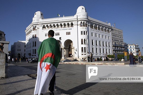 Nordafrika  Algier  Hauptstadt  Mann  frontal  Fahne  Afrika  Algerien