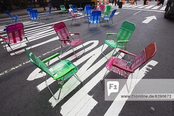 Vereinigte Staaten von Amerika USA New York City Stuhl Quadrat Quadrate quadratisch quadratisches quadratischer Zeit Garten Nordamerika Fußgänger Innenstadt Manhattan