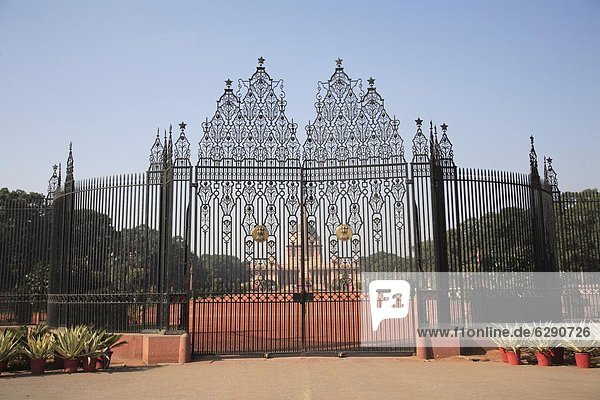 Ornate iron gates of Rashtrapati Bhavan  Presidential Palace  New Delhi  India  Asia