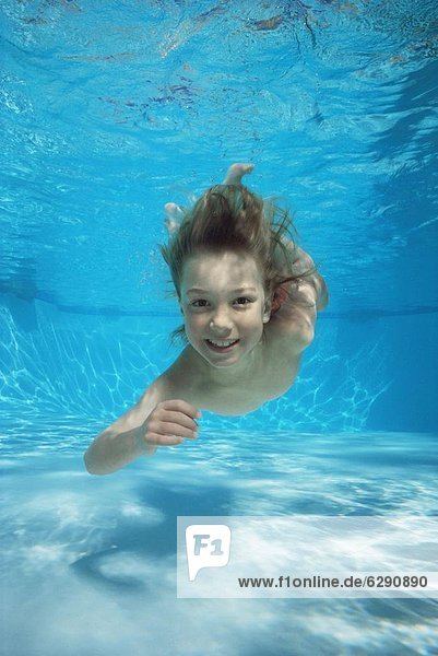 Junge - Person  Unterwasseraufnahme  jung  schwimmen