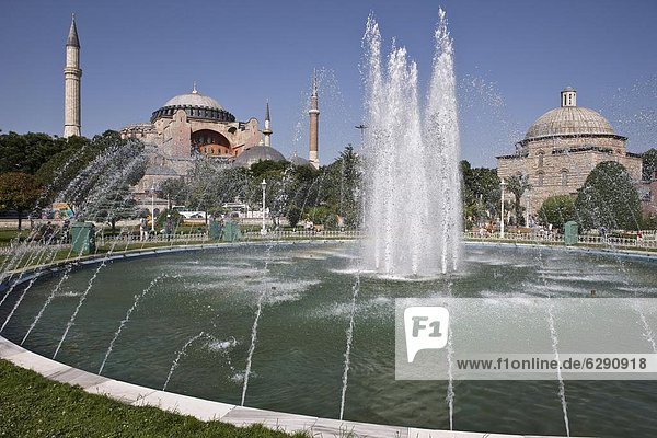 Truthuhn  Springbrunnen  Brunnen  Fontäne  Fontänen  Europa  Fokus auf den Vordergrund  Fokus auf dem Vordergrund  Zierbrunnen  Brunnen  Istanbul  Türkei