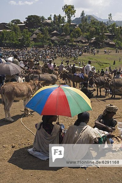 Mensch Tag Menschen gehen Handel Wahrzeichen Woche Afrika Äthiopien Markt