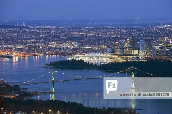 Skyline  Skylines  Nacht  Großstadt  Brücke  Eingang  Nordamerika  Ansicht  British Columbia  Kanada  Vancouver