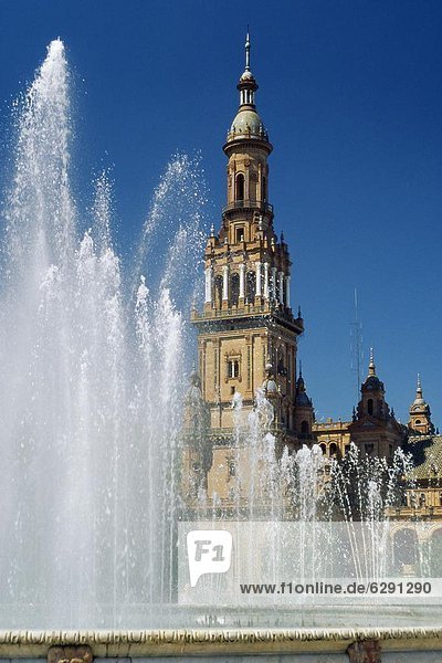 Springbrunnen  Brunnen  Fontäne  Fontänen  Europa  Stadtplatz  Sevilla  Spanien