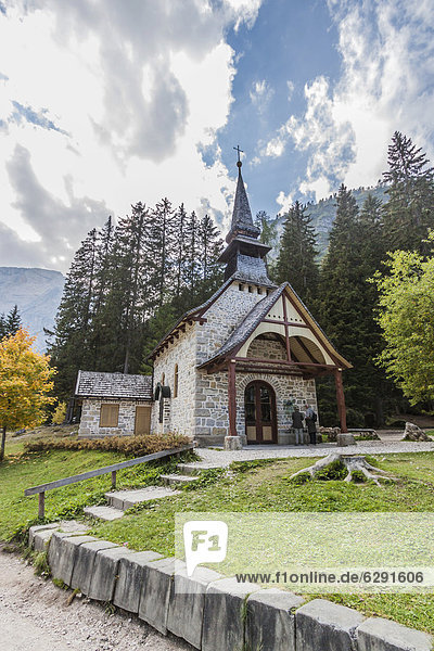 Kapelle am Pragser Wildsee  Lago di Braies  Pragser Tal  Prags  Dolomiten  Südtirol  Alto Adige  Italien  Europa
