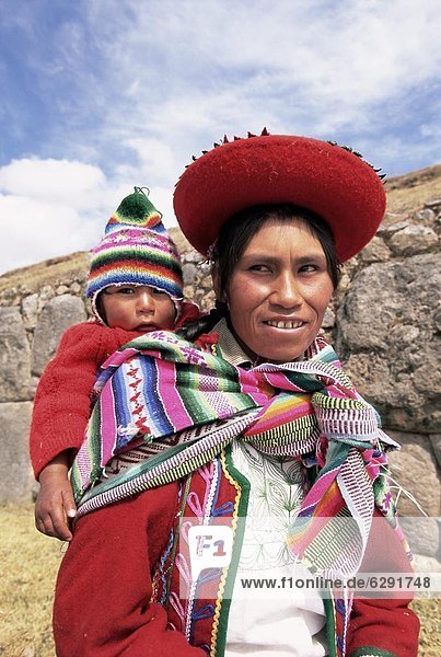 Portrait  Frau  tragen  Tradition  Baby  Kleid  Peru  Südamerika