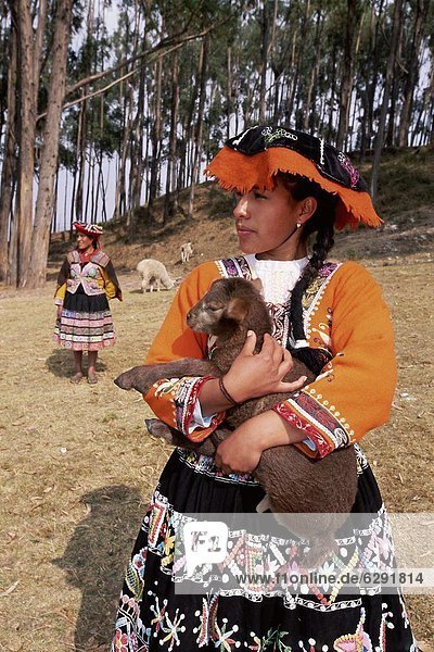 Portrait of a local Peruvian young woman in traditional dress  Cuzco (Cusco)  Peru  South America