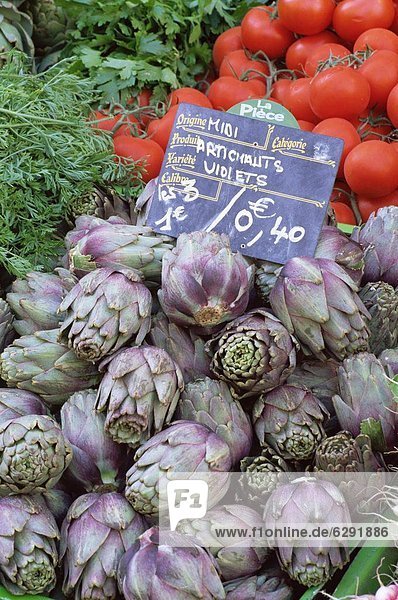 Frankreich  Europa  Artischocke  Cynara scolymus  verkaufen  Haute-Savoie  Annecy  Markt
