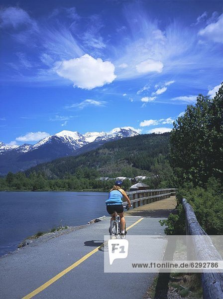 Cyclist on Valley Trail in summer beside Green Lake in the Whistler valley  Whistler  British Columbia  Canada  North America