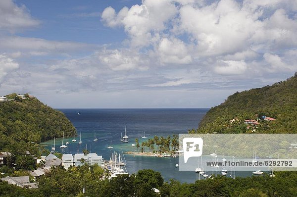 Motorjacht  Karibik  Westindische Inseln  Mittelamerika  Ansicht  Luciafest  Luftbild  Fernsehantenne  Bucht  Windward Islands