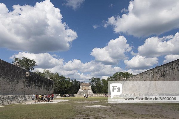 Führung  Anleitung führen  führt  führend  Chichen Itza  Chichen-Itza  Tourist  Nordamerika  Mexiko  Präsentation  Ball Spielzeug  groß  großes  großer  große  großen  Großmutter  UNESCO-Welterbe  Gericht  Yucatan