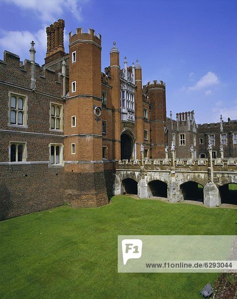 Brücke über Graben zum Eingangstor  Hampton Court Palace  London  England  Großbritannien  Europa