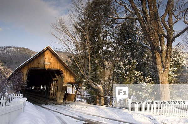 Vereinigte Staaten von Amerika USA Winter bedecken Nordamerika Neuengland Holzbrücke Vermont