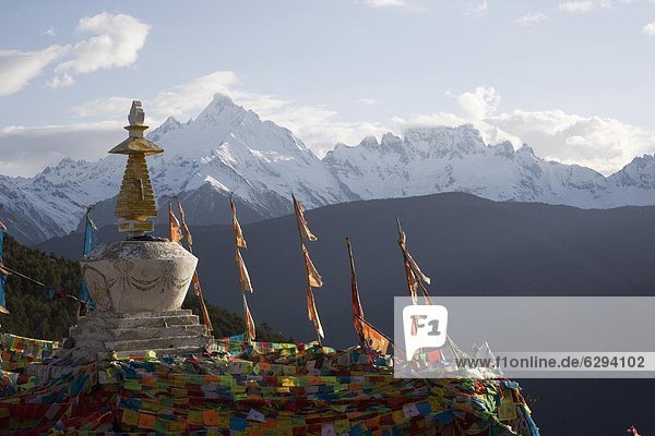 Berg  Hintergrund  Berggipfel  Gipfel  Spitze  Spitzen  fünfstöckig  Buddhismus  China  Asien  Schnee  Stupa  Weg