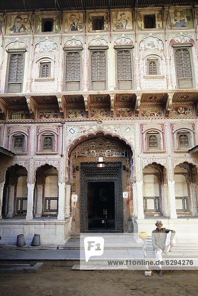 Courtyard of a fresco painted old merchants haveli (mansion)  found all over the Sheknauati District  Rajasthan State  India  Asia