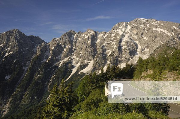 Blick auf die Bergkette von Hoher Goll vom Rossfeld Panoramastrasse (Rossfeldhoehenringstrasse oder Panorama-Highway)  Berchtesgaden  Bayern  Deutschland  Europa