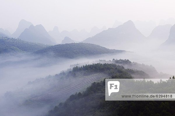 Landschaftlich schön  landschaftlich reizvoll  Morgen  festhalten  Dunst  früh  China  Asien  Karst  Kalkstein  Yangshuo