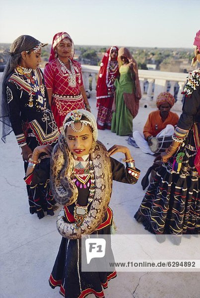 Anschnitt  Tradition  tanzen  Indien  Rajasthan