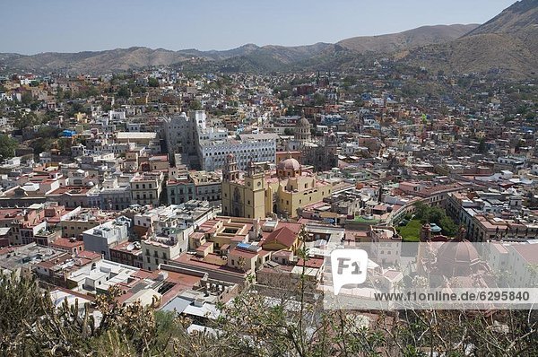 hinter gelb Gebäude blau Nordamerika Mexiko UNESCO-Welterbe Basilika grau Guanajuato Universität