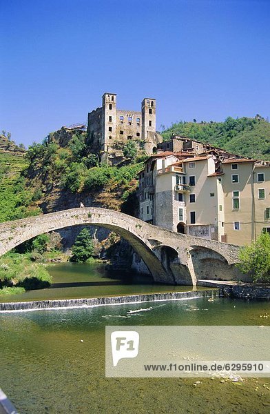 Mittelalter Europa Palast Schloß Schlösser Brücke Fluss Dolceacqua Italien Ligurien