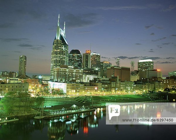 Vereinigte Staaten von Amerika  USA  Skyline  Skylines  Großstadt  Fluss  Nordamerika  Cumberland  Abenddämmerung  Nashville  Tennessee