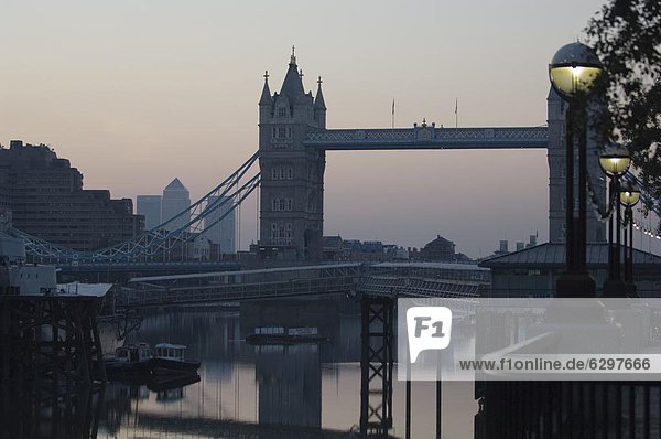 Fluss Themse und Tower Bridge  London  England  Großbritannien  Europa