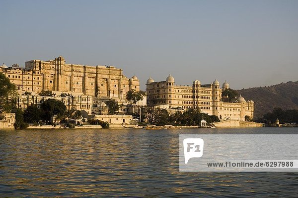 Großstadt Hotel See Palast Schloß Schlösser Ansicht Indien Rajasthan Udaipur